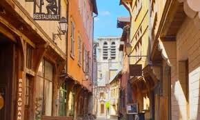 Visiter La Ville De Troyes Et Son Bouchon De Champagne