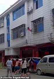 Takut anak jatuh kereta macam ini, katanya. Video Detik Detik Mendebarkan Kanak Kanak Jatuh Dari Bangunan 3 Tingkat