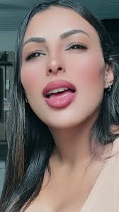 Coroa Bonita: Sorriso Hipnotizante e Charmoso