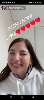 Descripción del bebé y su familia feliz