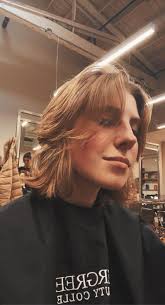 Alternative hair stylist for edgy layered shag cuts