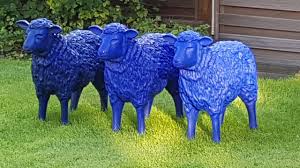 Dieser naturgetreue schafskopf schmückt einen kleiderhaken, der. Blaue Schafe Blauschaferei Garten Deko Garten Schafe