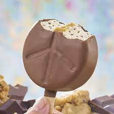 Bei ben & jerry's ging es uns schon immer um frieden, liebe und eiscreme, und deshalb freuen wir uns, unsere cookie dough peace pops vorzustellen. We Tried Ben Jerry S New Cookie Dough Chocolate Chip Peace Pop