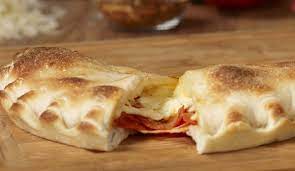 Calzoni a forno prosciutto e mozzarella. Calzone Al Forno Con Prosciutto E Mozzarella Le Ricette Di Maria Grazia