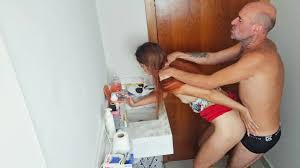 Padrasto persegue enteada e entra no banheiro com ela dentro! - XNXX.COM