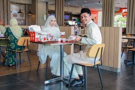 Posted by amanie styles pengantin dan busana at 5:58 am. Pengantin Makan Beradab Di Kfc Utusan Digital