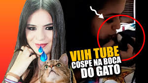 Infelizmente um vídeo triste de uma youtuber gospindo e maltratando o gato :( canal dela está aqui em baixo canal. Viih Tube Cospe Dentro Da Boca Do Gato Youtube