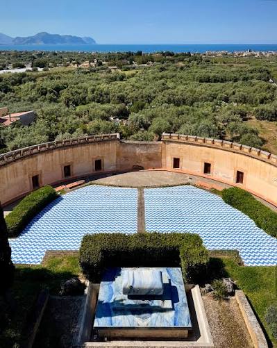 La tomba del pittore siciliano Renato Guttuso realizzata dallo scultore Giacomo Manzù, suo amico ed estimatore, nel giardino di Villa Cattolica, dove sono custodite molte delle sue opere da lui donate al