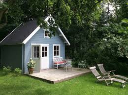 Einige hersteller empfehlen, das unbehandelte holz vor dem streichen mit etwas öl einzureiben. Gartenhaus Grau Weiss Moderner Gartentrend Mit Stil