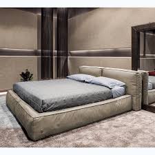 Letto matrimoniale con giroletto con un particolare dettaglio alla testiera formata da due assi orizzontali che creano un leggero angolo., effetto rovere grigio. Boss Letto Matrimoniale Moderno Imbottito In Tessuto O Ecopelle Con Giroletto In Piuma Interno77 Soluzioni D Arredo