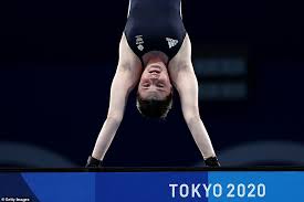 Toulson stood joint fifth after her opener but then got her second dive, a reverse 2 ½ somersault which was the easiest of the five routines on her programme, badly wrong to plunge to 14th. Xrs7u C2nikiom