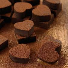L Amore Mi Ha Spiegato Tutto Chocolate Chocolate Shop Chocolate Hearts