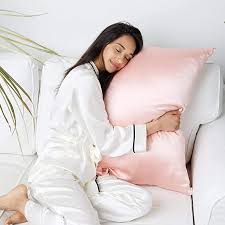 Silk sensation offers 100% original mulberry silk pillowcases which are extremely smooth to sleep on it. 23 Best Silk Pillowcases For Smooth Hair In 2020 Expert Reviews Shop Now Allure