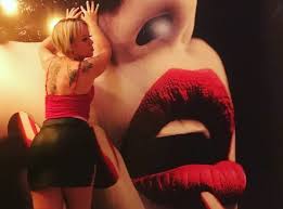 Candidata evangélica bolsonarista de SC vende vídeos pornôs com apelido de  Loirinha Safada