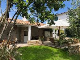 L'ile de ré c'est un style, des couleurs, un certain savoir vivre, une architecture sobre et élégante qui a su conserver un caractère relativement authentique à ses villages. Location Ile De Re Maison De Village Charme Et Deco
