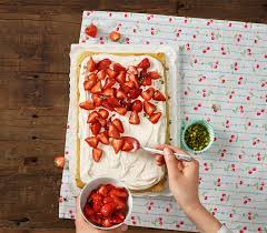 erdbeer blechkuchen rezept erdbeer blechkuchen blechkuchen kuchen