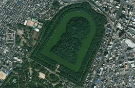 One Of The World S Largest Tombs Is A Keyhole Shaped Forest Japan Travel Ancient Tomb Beautiful Places To Travel