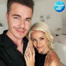 Wer von euch liebt dieses Paar auch? 👩🏻‍❤️‍👨🏻❤️ 👉️ JETZT das Album  "Wir bleiben noch" von Eric Philippi bestellen: https://bit.ly/3uSiH0x