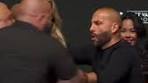 Mike Tyson slaat Jake Paul vol in zijn gezicht bij presentatie - YouTube