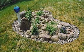 There are different types of such gardens, with various flowers and plants, today i'd like to share the most popular kinds of them, let's have a look. Simple Rock Garden Ideas Mocdik