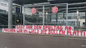 August 2012) rufen die ultras düsseldorf zu einer fandemo auf, die sich gegen die unsinnigen strafen des. Fortuna Dusseldorf Ultra Gruppe Dissdenti Droht Polizei Vor Spieltag