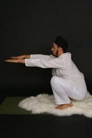 Asana Posture Du Corbeau Travaille Sur Le Chakra 1 Les Fondations La Peur La Survie En 2020 Yoga Kundalini Meditation Yoga Postures De Yoga