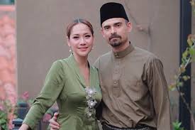 Also known as biographical data, a biodata typically includes a range of specific factual information about an individual. Perjalanan 11 Tahun Pernikahan Ashraf Sinclair Dan Bcl Hingga Maut Memisahkan Halaman All Kompas Com