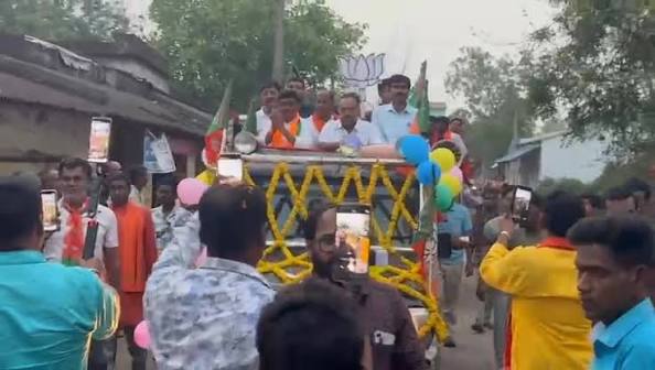 সোনামুখী বিধানসভার রাধামোহনপুর পঞ্চায়েতের ফকির ডাঙ্গা গ্রাম থেকে জগমোহনপুর  মোড় পর্যন্ত রোড শো'তে উপস্থিত ছিলেন রাজ্য সভাপতি শমীক ভট্টাচার্য্য মহাশয়।  | BJP West Bengal | Facebook