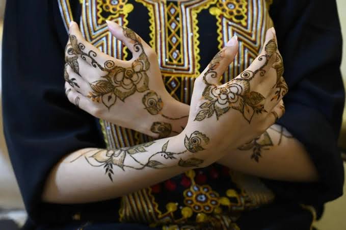 الحناء'.. أيقونة للجمال في حياة المرأة السعودية