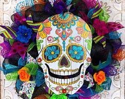 De nieuwe film van regisseur david verbeek, dead & beautiful, zal in het najaar in de nederlandse bioscopen te zien zijn, hebben producent lemming film en distributeur periscoop. Day Of The Dead Wreath Beautiful Colorful Floral Holiday Wreath Styrofoam Head Dia De Los Muertos Wreath Sugar Skull Wreath Halloween In 2021 Skull Wreath Dead Wreath Sugar Skull Artwork