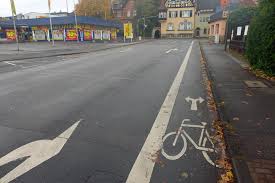 Eine fahrradstraße ist eine günstige und wirksame möglichkeit für kommunen, das radfahren schnell, einfach und bequem zu machen. Xx Stvo Novelle Besserer Schutz Fur Radfahrer Eine Kritische Analyse Fahrradzukunft Ausgabe 30