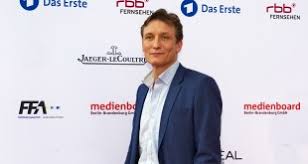 Ein roter teppich ist ein meist lang ausgerollter teppich, auf dem prominente personen (stars, staatsoberhäupter etc.) gehen. Roter Teppich Redcarpet Reports