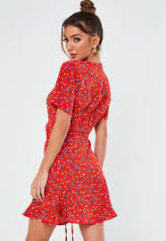 ⬇ télécharger des photos de robe rouge de la banque d'images libres de droits ✔ grand choix des photographies de haute qualité ▶ photos et images libres de droits pour robe rouge à télécharger. Robe Rouge A Fleurs Froncee Sur Le Cote Missguided
