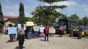 Lokasi wisata air sumber sugih waras ini terletak antara perbatasan kediri dengan tulungagung tepatnya berada di ngadiluwih tiket masuknya hari biasa 5 ribu kalo hari libur dan besar 7 ribu rupiah lokasinya sangat enak dan lokasi google map buka aja ini : Warga Desa Glagahan Sugihwaras Bojonegoro Gelar Aksi Damai Tuntut Seleksi Perades Diulang Beritabojonegoro Com