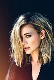 Eccola con una versione iper texturizzata con maxi frangia che sfiora lo sguardo. Pin Su Tagli Capelli Medi Tendenze Capelli Medi Bob