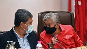 Beliau berkata, jika ahmad zahid enggan, akan berlaku gelombang ketiga untuk ahli parlimen keluar daripada parti selepas empat orang ahli parlimen dari jadi, saya minta beliau tanding timbalan sahaja. Nazri Desak Zahid Letak Jawatan Minta Tok Mat Segera Ambil Alih Kepemimpinan Parti Utusantv