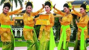 It consists of thirteen states and three federal territories and has a total landmass of 330,803 square kilometres (127,720 sq mi) separated by the south china sea into two similarly sized regions. Why Did Indonesians Manage To Retain Their Indigenous Cultures While Malays Couldn T And Are Now Completely Arabized Quora