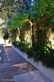 Simple Border White Wood Up Lights Behind Plants Terrasse Jardin Amenagement Jardin Jardins