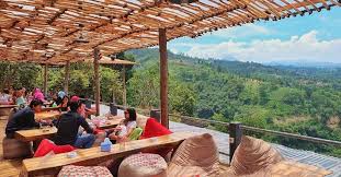 Jika anda sedang berkunjung ke sini, jangan lupa untuk mencicipi makanan khas, cemilan. Menikmati Pemandangan Cantik Sambil Makan Enak Di Ciwidey Bandung Dimana Trippers Id