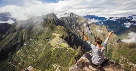 The iconic peak of Huayna Picchu rising above the citadel, generada por IA