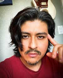 Efrain Barcena's Instagram, Twitter & Facebook