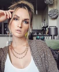 They call me 2 chainz cuz I got 2 chainz • • #makeup #motd #nashville  #selfie #nashvillemodel #likeforlikes #minimalmakeup #2chainz #blueeyes  #hair #instagood #instafashion #style