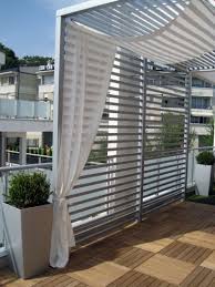 Holz Fliesen Auf Dem Balkon Verlegen Schnelle Anleitung Tipps Anleitung Auf Balkon Balkonsichtschutz In 2020 Wooden Pergola Pergola Lighting Pergola Designs