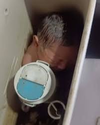 ➡️Uma faxineira encontrou uma bebê recém-nascida abandonada dentro da caixa  de descarga de um vaso sanitário em um prédio comercial em Bangkok, na  Tailândia. O resgate ocorreu no último sábado (15), quando