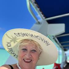 Llega a Miami una de las cantantes más queridas y emblemáticas de México  🇲🇽 y de toda América Latina... 🎶 Pasaaa ligeraaa, la maldita  primaveeraaaa 🎶 La musa del amor que ha