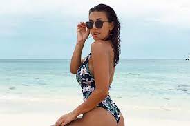20 Incredibly Chic And Figure Flattering Swimsuits To Buy Now Sporteluxe Usa Flattering Swimsuits Swimsuit Poses Flattering Bikini Poses