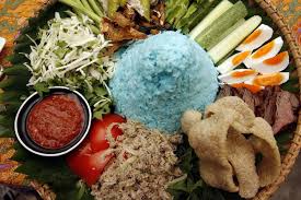 Usually a standard nasi kerabu comes with blue coloured rice (resulting from butterfly pea flower used in the cooking), protein of your choice, salted egg, vegetables, budu, and keropok. Sedaptv Best Nasi Kerabu In Kuala Lumpur
