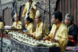 Alat musik tradisional jawa barat ini terbuat dari kayu kelapa, cempepak, ataupun nangka yang dilapisi kulit hewan seperti kerbau atau kambing. Talempong Wikipedia
