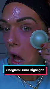 Vanessa Testet Den Highlighter in Einer Ufo Form