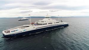 It is known for its characteristic hole, or natural tunnel, through its center. Mobil Torghatten Asa Konsern Forside